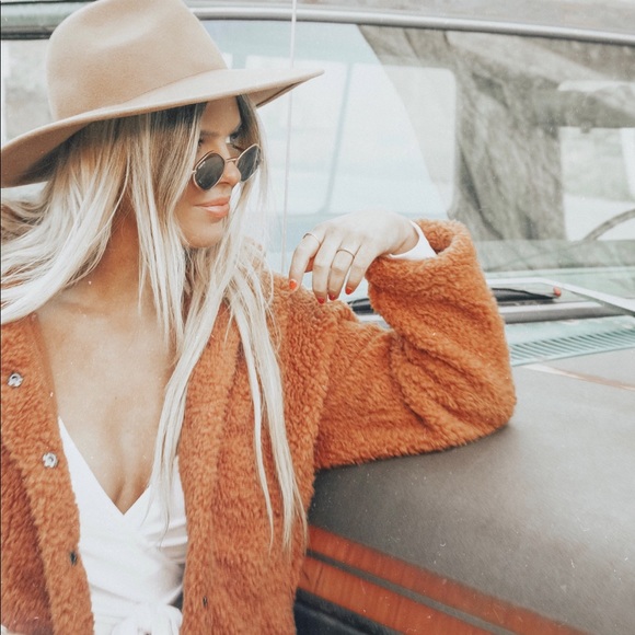 Meet your Posher, Alyssa - Picture 2 of 2